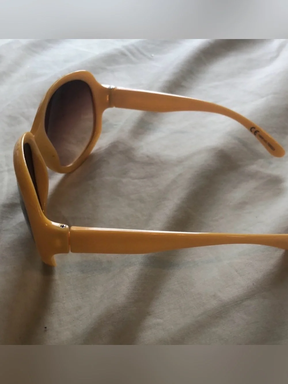 Stylish Yellow Women's Sunglasses - Bold Retro Frame